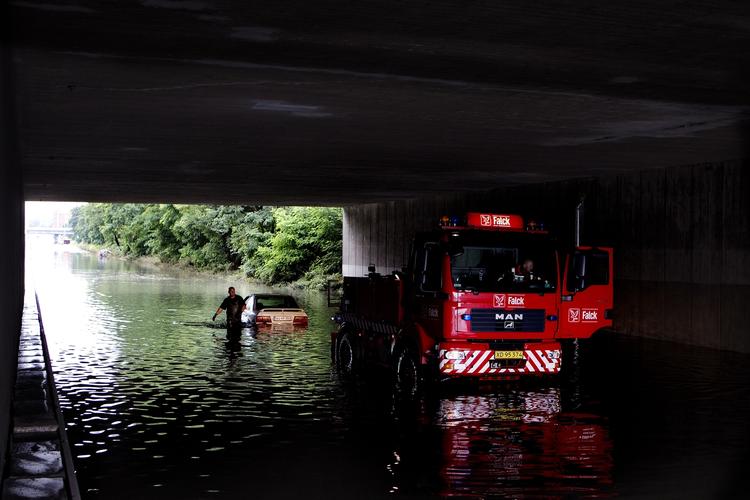 Blob. VK-regeringen har indtil videre valgt en strategi baseret på ad hoc-tiltag. Men det er ikke den strategi, som EU anbefaler, og det er ifølge dagens skribent heller ikke den strategi, der er behov for i takt med klimaændringerne. 