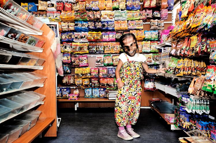 maske. Aphex Twins manager har produceret 10.000 masker forud for koncerten. Masken forestiller Richard James’ forvrængede ansigt og er blevet kunstnerens symbol. IBYEN har lånt en maske og ladet sig inspirere af Aphex Twin. 