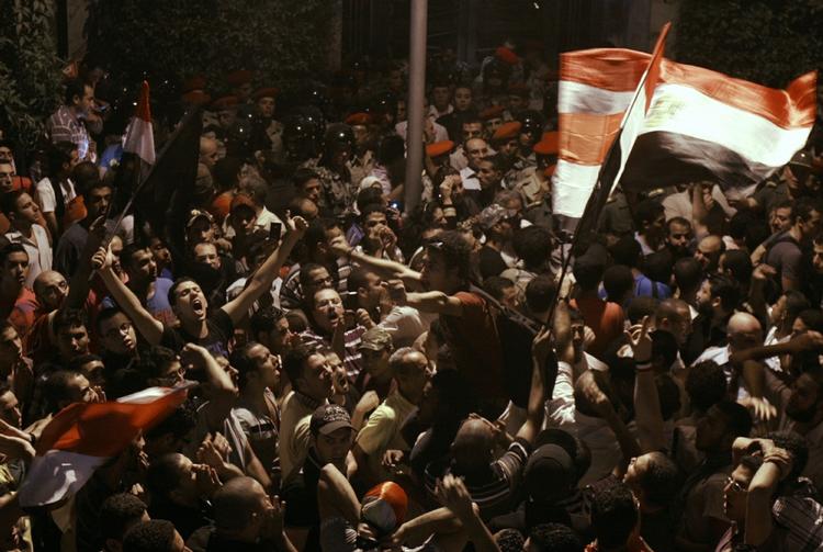Vrede. Egyptere råber antiisraelske slagord uden for Israels ambassade i Kairo tidligt i dag. 