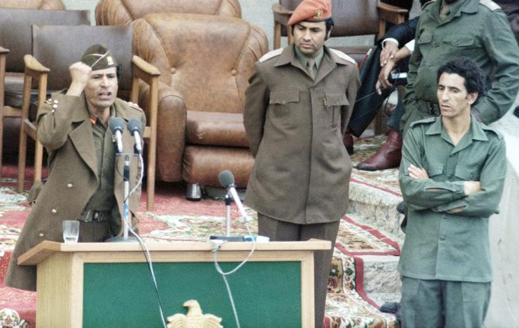 Nedtur. Abdel Salam Jalloud (til højre) var inde i varmen i 1977, hvor den daværende premierminister overværer en af Moamar Gaddafis taler. Siden blev han frosset ud og frataget sit pas. 