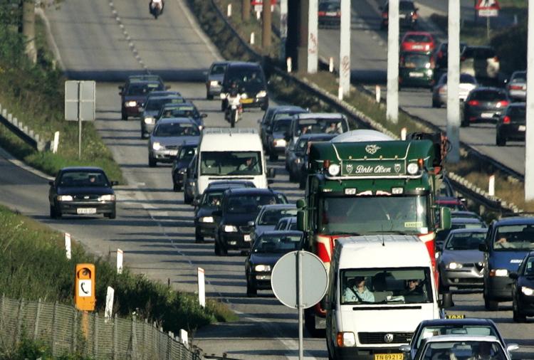 Bompenge. S og SF spillede i går ud med deres plan for en betalingsring omkring København. Det skal koste 25 kroner at køre ind i byen. 