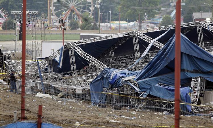 Teltulykke. Mere end 40 blev kvæstet, da det store telt styrtede sammen umiddelbart inden en koncert skulle begynde. 