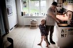 Kogt. Thit Lehmann i gang med at koge vand til børnenes aftensmad i går. Hun og de andre tusinder af berørte københavnere må fortsætte med at koge vandet, til kommunens svar foreligger i eftermiddag. 
