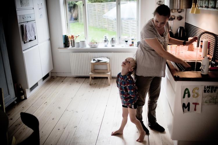 Kogt. Thit Lehmann i gang med at koge vand til børnenes aftensmad i går. Hun og de andre tusinder af berørte københavnere må fortsætte med at koge vandet, til kommunens svar foreligger i eftermiddag. 