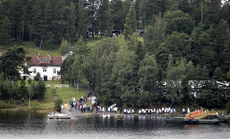 Besøg. I går besøgte pårørende Utøya, og i dag kommer turen til de overlevende fra massakren, hvor 69 primært unge mennesker blev dræbt. 