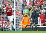 Nedtur. Arsenal's Thomas Vermaelen protesterer, mens de to superindskiftere Raul Meireles og Luis Suarez fejrer scoringen til 2-0. 