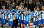 bedragerisk? Glade OB'ere fejrer den overrumplende 1-0-sejr mod Villarreal sammen med de medlevende fans i Odense. 