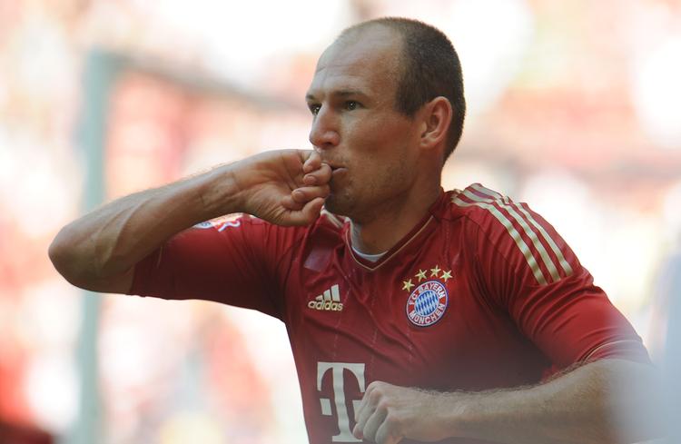 5-0. Det var en sand perlerække af Bayerns stjernespillere, der gjorde det af med HSV. Her er Arjen Robben, der nyder øjeblikket efter sin scoring til 3-0. 