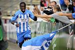 OBs Mendy jubler med OB fans da han har scoret til 3-0. Lyngbys få medrejsende fans havde tilgengæld ikke meget at juble over. 