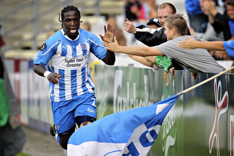 OBs Mendy jubler med OB fans da han har scoret til 3-0. Lyngbys få medrejsende fans havde tilgengæld ikke meget at juble over. 