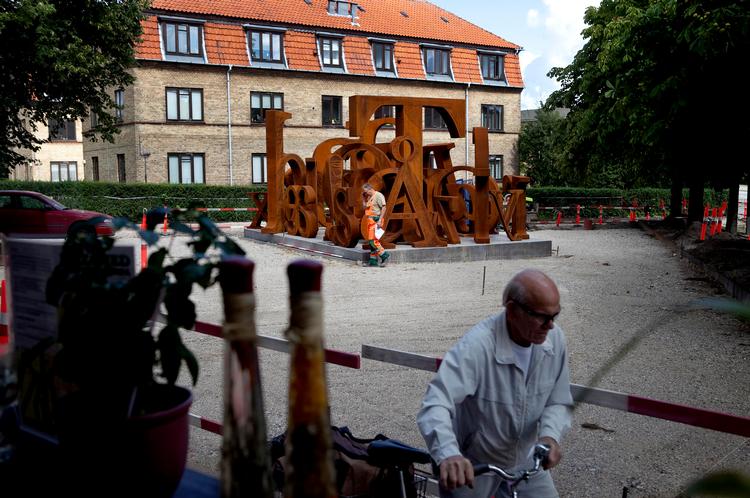 Pladsen. Der mangler endnu nogle fliser og en bænk på pladsen i Vangede, hvor Kenn André Stilling har rejst sit monument for vennen Dan Turèll. Bænken bliver 47 meter lang - en meter for hvert år, digteren levede. 