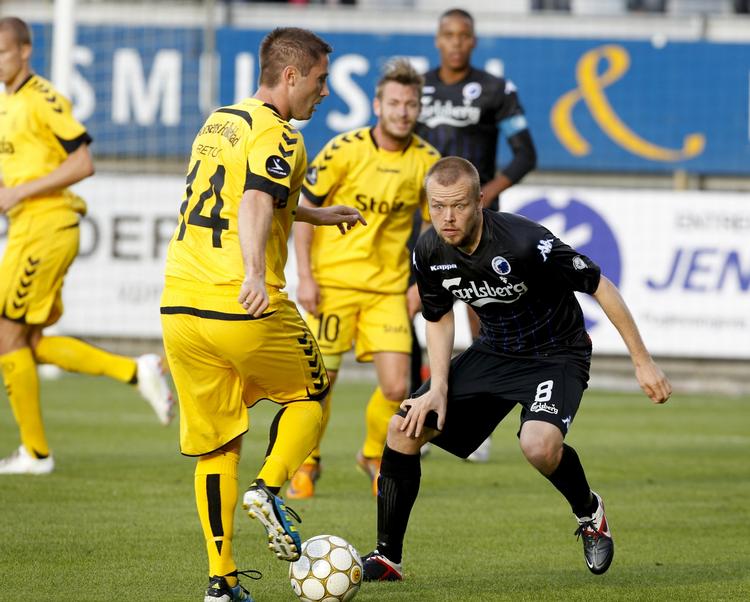 Dyst.  AC Horsens mod FC København. Fra venstre, Martin Retov og Christian Grindheim fra FCK. 