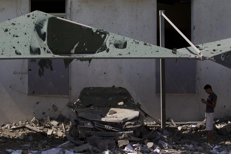 Bombemål. Billedet er taget under en pressetur organiseret af Gaddafi-regeringen og viser ødelæggelser efter et Nato-angreb. 