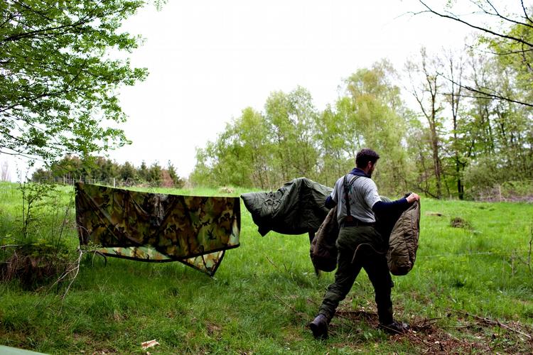 Eneboer. Hans Holm fotograferet i skoven sidste år, hvor han valgte at bosætte sig efter at have fået konstateret post traumatisk stress syndrom efter to udsendelser som soldat. 