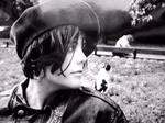 Christina Hesselholdt. (Foråret 1990) »Den læderjakke lugtede så godt, og hatten havde Christina købt i Riga, hvor billedet også er taget. Vi var på studietur med Forfatterskolen og oplevede den seje kamp for frihed i Baltikum, demonstrationer i gaderne og sortbørshandel i gyderne. Christina og jeg var blevet installeret  hos den samme unge lettiske bibliotekar, fordi vi var kærester. Billedet er taget med hendes fars gamle kamera, som jeg havde lånt med på turen«. 