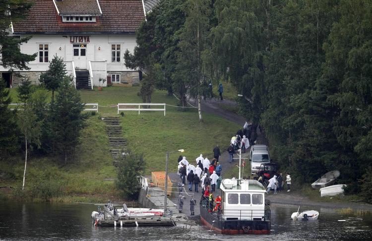 Gensyn. Fredag har efterladte og overlevende efter terrorangrebet på Utøya, hvor 69 primært unge mennesker blev skudt og dræbt, besøgt den lille ø. 