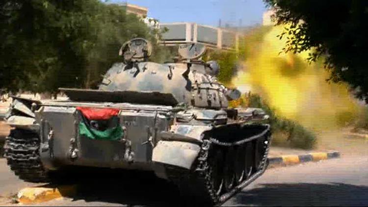 Gadekamp. Denne tank, der er blevet erobret af oprørerne, kæmper nu videre. Situationen er fra opgøret om byen Zawiya nær Tripoli. 
