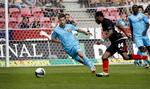 oplægger. FC Midtjyllands første mål blev skabt af Sylvester Igboun, der her runder Andreas Laudrup. 