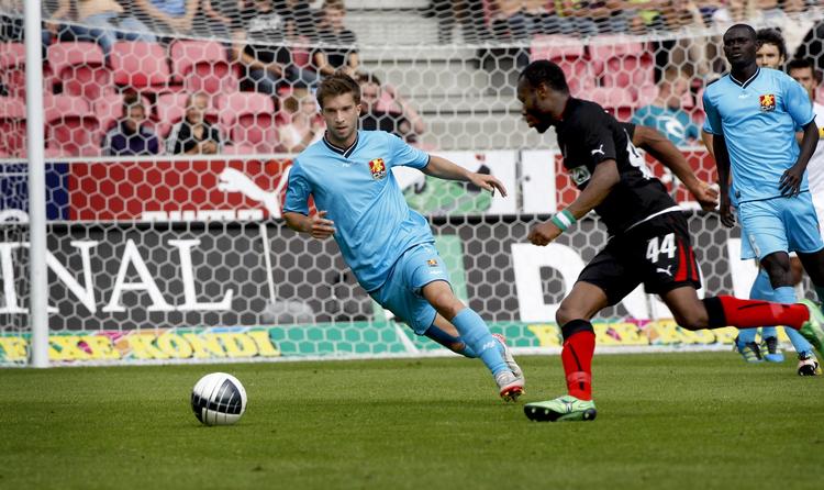oplægger. FC Midtjyllands første mål blev skabt af Sylvester Igboun, der her runder Andreas Laudrup. 