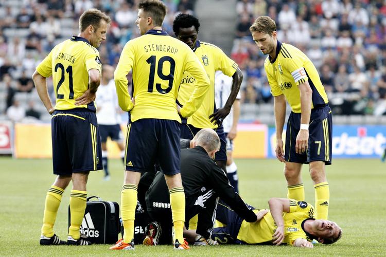 skadet. Efter ti minutter pådrog Michael Krohn-Dehli sig en ankelskade, der satte en stopper for hans arbejdsdag. 