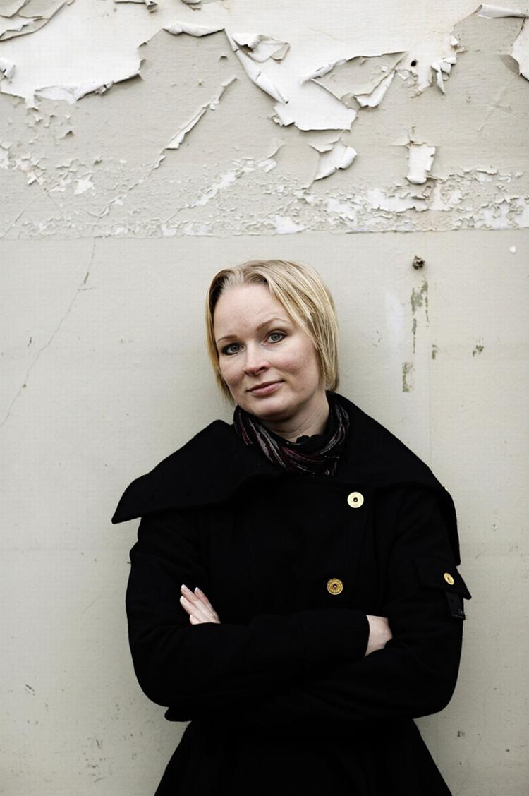 Vicky Berlin der både er standupkomiker, vild-med-dans deltager og revyskuespiller, får adskillige flere titler af Djævlens Advokat. Blandt andet pornostjerne og lyserød puddel. 