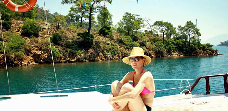 SJÆLDENHED. Det sker ikke ofte, at man kommer længere op end i siddende stilling på et krydstogt i den tyrkiske skærgård nær Marmaris. Formålet er nemlig at få slappet helt af. 