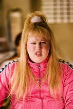 Hånet. Hver uge sender BBC satireserien 'Little Britain', der blandt andet fremstiller teenagemoderen Vicky Pollard (spillet af komikeren Matt Lucas) som ubegavet og afstumpet og vulgær. Det er et af mange eksempler på den dæmonisering, som middelklassen udsætter arbejderklassen for, mener Owen Jones. 