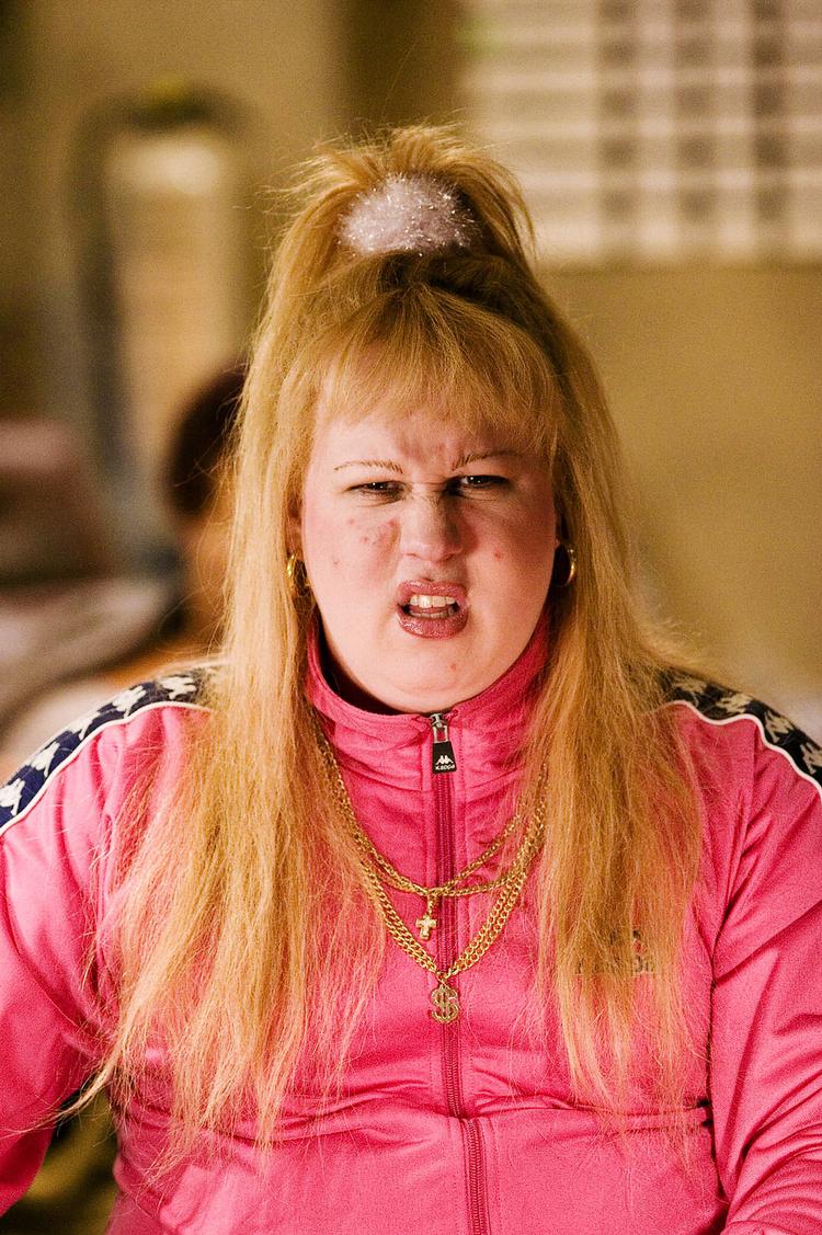 Hånet. Hver uge sender BBC satireserien 'Little Britain', der blandt andet fremstiller teenagemoderen Vicky Pollard (spillet af komikeren Matt Lucas) som ubegavet og afstumpet og vulgær. Det er et af mange eksempler på den dæmonisering, som middelklassen udsætter arbejderklassen for, mener Owen Jones. 