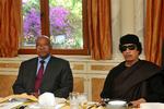 AFVISNING. Moammar Gaddafi fotograferet med Sydafrikas præsident Jacob Zuma under et statsbesøg i maj. Nu afviser landet at give Gaddafi lov at flygte til landet. 