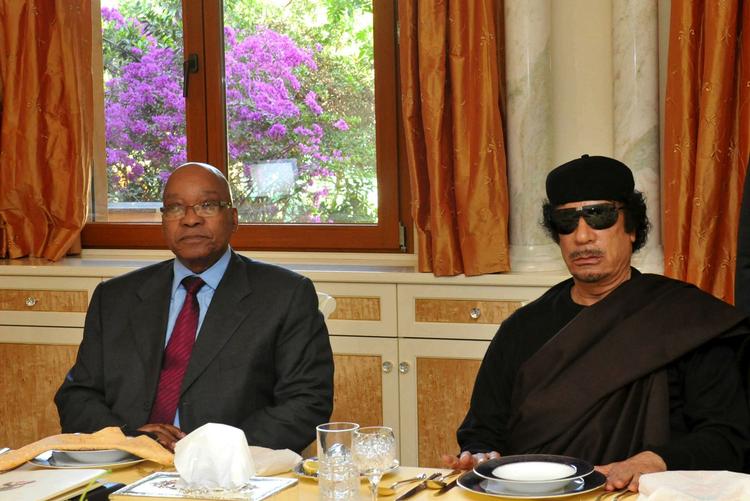 AFVISNING. Moammar Gaddafi fotograferet med Sydafrikas præsident Jacob Zuma under et statsbesøg i maj. Nu afviser landet at give Gaddafi lov at flygte til landet. 