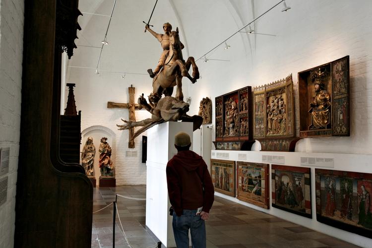 August. Kulturministeriets sikringsudvalg besøgte Nationalmuseet for at undersøge påstande om omfattende sikkerhedsbrister på museet. 