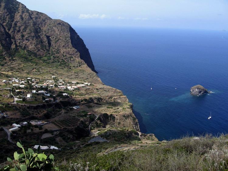Kærlighedsklippe. 'Den stumme bog' udspiller sig på en af de Æoliske Øer nord for Sicilien. 