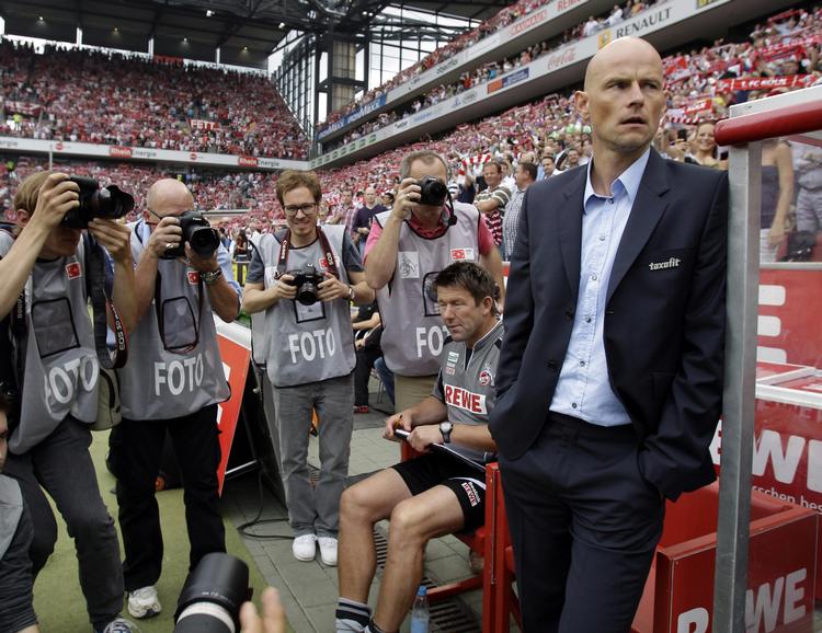 jobgaranti. Fotograferne kan godt glemme det; Ståle Solbakken læner sig kun op ad spilleboksen, ikke en fyreseddel- 