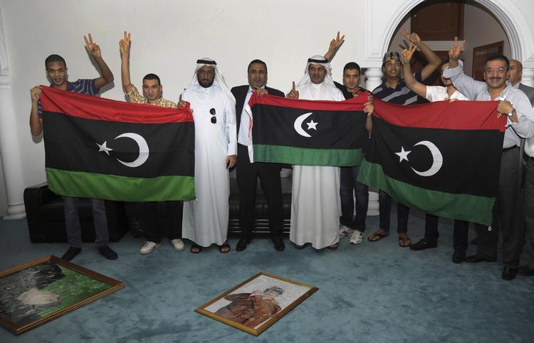 sejrsrus. En gruppe af libyske og kuwaitiske mænd på den libyske ambassade i Kuwait fejrer oprørernes angreb på Tripoli. 
