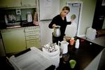 Kogetid. I daginstitutionen Marthahjemmet på Indre Nørrebro er kedlerne taget i brug for at dræbe bakterierne. Her koger pædagog Trine Jiman vandet af. 