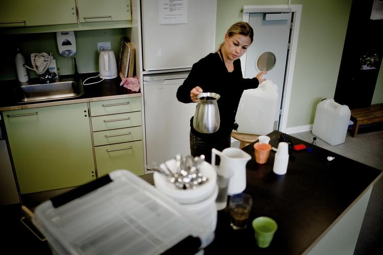Kogetid. I daginstitutionen Marthahjemmet på Indre Nørrebro er kedlerne taget i brug for at dræbe bakterierne. Her koger pædagog Trine Jiman vandet af. 