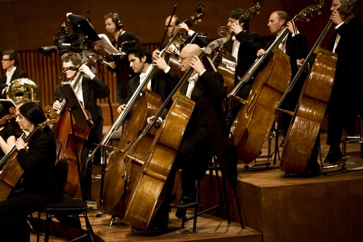 Farver. Tanja Zapolski leverede varen ved søndagens koncert i tivoli, men dirrigenten, Ion Marin, fandt aldrig det rigtige tempo. 