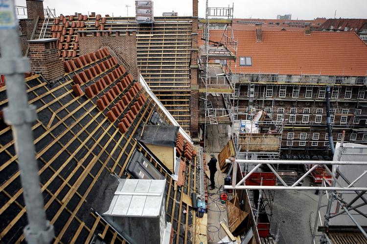 Millardtab. Forstuvede fødder, brækkede fingre, muskelforstrækninger og andre banale arbejdsulykker koster sammen med de alvorligere arbejdsulykker hvert år byggebranchen milliarder af kroner, viser en analyse fra Bygge-, Anlægs- og Trækartellet (BAT). 