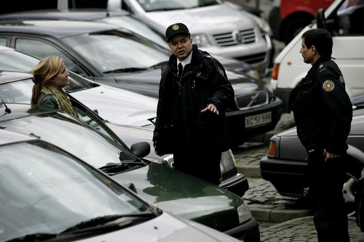 Dyrt. Bilejere i Ørestad har intet andet alternativ end at betale mange penge for at holde i parkeringsanlæggene. 
