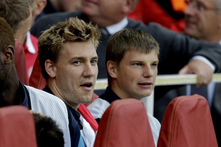 bænket. I Arsenal sidder Nicklas Bendtner uden for - her sammen med Andrej Arsjavin - omend det blev til 10 minutters spilletid i weekendens ligakamp. 