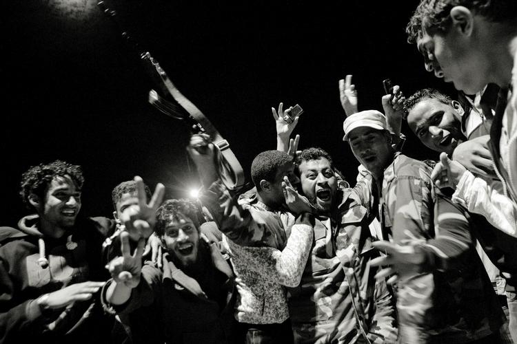 Libyen. En EU dagsorden i Libyen kunne tænkes at være, at forhindre flygtningestrømme fra resten af Afrika at komme til Europa fra Libyen af. Så sent som i 2010 betalte EU-medlemslande som Italien milliarder af euro til Gadaffi, for at slippe for flygtningestrømme. 