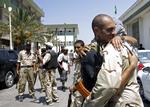 Fremtid. Libyske oprørere omfavnede hinanden efter at have erobret en af Gaddafis baser forleden. Nu venter alle i spædning på en afslutning af konflikten. 