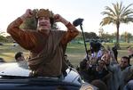 GEMMELEG. Moamar Gaddafi - her på et arkivfoto fra april - har ikke vist sig i flere måneder og jages nu intensivt ved hjælp af avanceret overvågningsudstyr. 