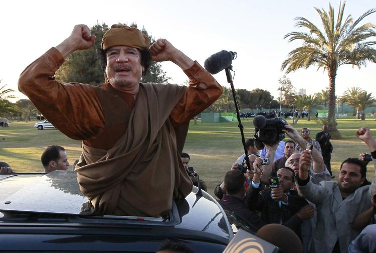 GEMMELEG. Moamar Gaddafi - her på et arkivfoto fra april - har ikke vist sig i flere måneder og jages nu intensivt ved hjælp af avanceret overvågningsudstyr. 