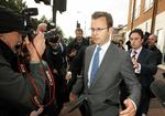 Betalt. Premierminister Camerons tidligere spindoktor blev ifølge BBC betalt af News of the World i flere måneder, efter at han var blevet ansat af de konservative. 