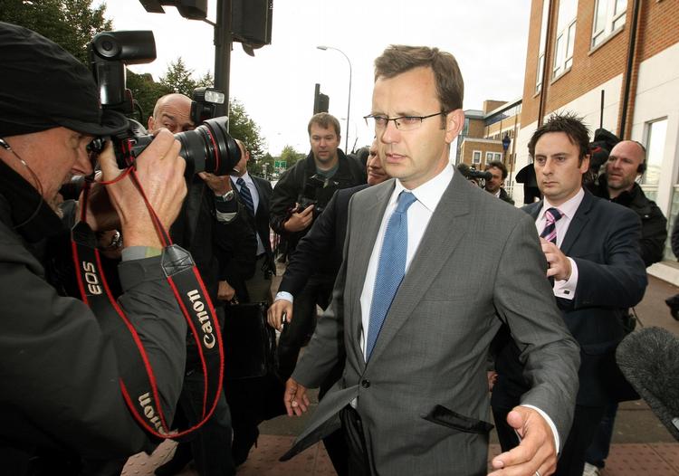 Betalt. Premierminister Camerons tidligere spindoktor blev ifølge BBC betalt af News of the World i flere måneder, efter at han var blevet ansat af de konservative. 