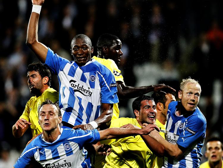 Nærkamp. Opgøret mellem Villarreal og OB bliver givetvis spækket med hårde dueller – ligesom her i den første dyst. 