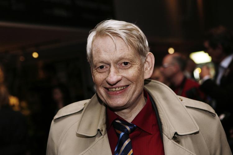 Slut. Han kunne rokke med ørerne som ingen andre. Og har sat tydelige aftryk på dansk showbizz. Her er han til uddelingen af Bodil-priser i 2008. 