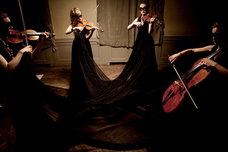 Fest. De fire unge musikere i Nigthingale String Quartet vil åbne øjnene hos flere, bl.a. ved hjælp af den nye musikvideo.
