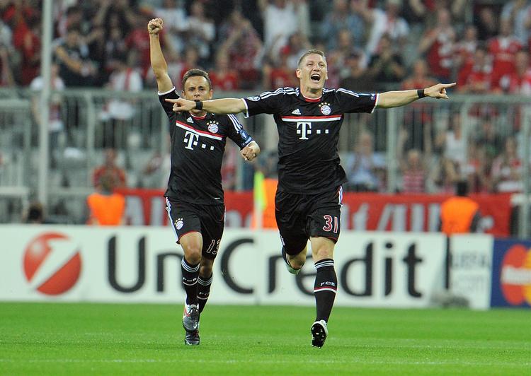 london? Midtbanespilleren Bastian Schweinsteiger (th.) fra Bayern München jagtes af Arsenal. 